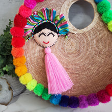 Cargar imagen en el visor de la galería, Frida Khalo de Passion (Pink Tassel)
